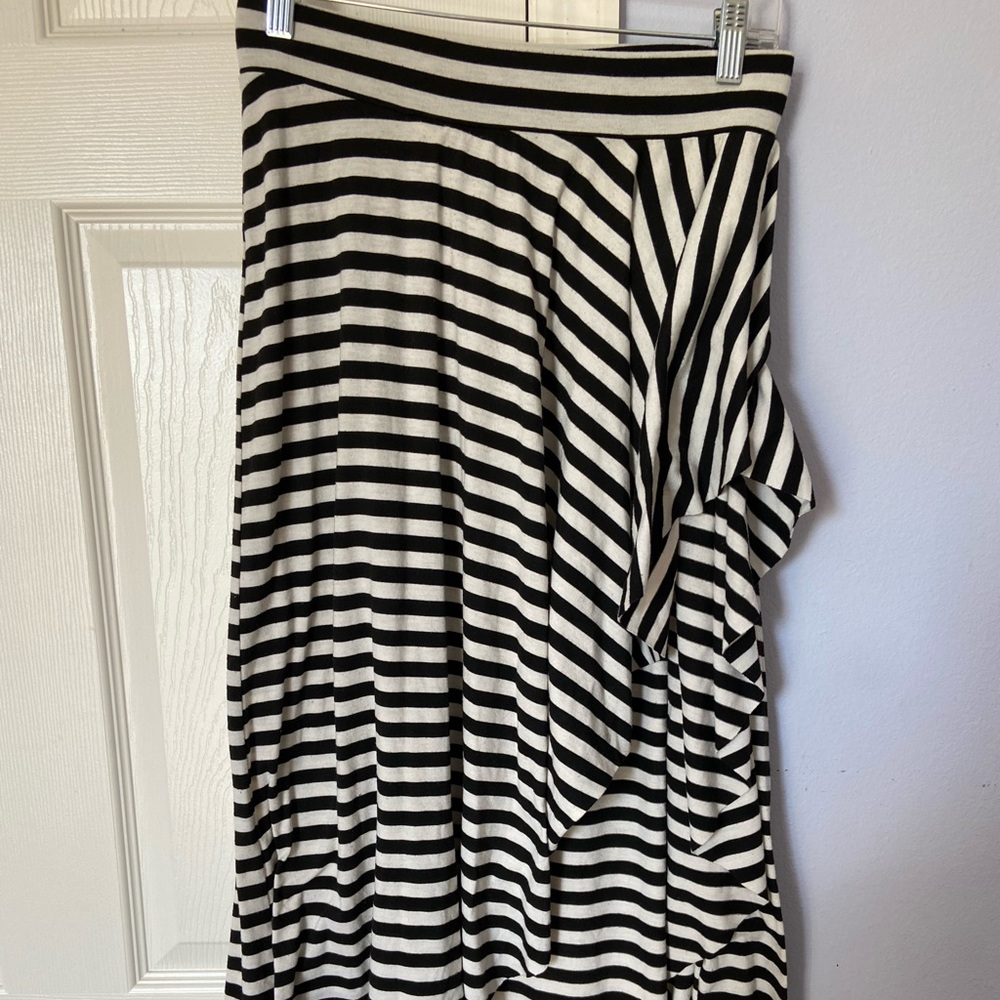 Maxi stripped skirt with side slit